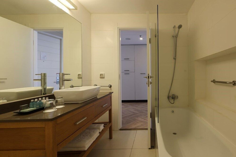Bathroom, PLAY Hatzuk Beach