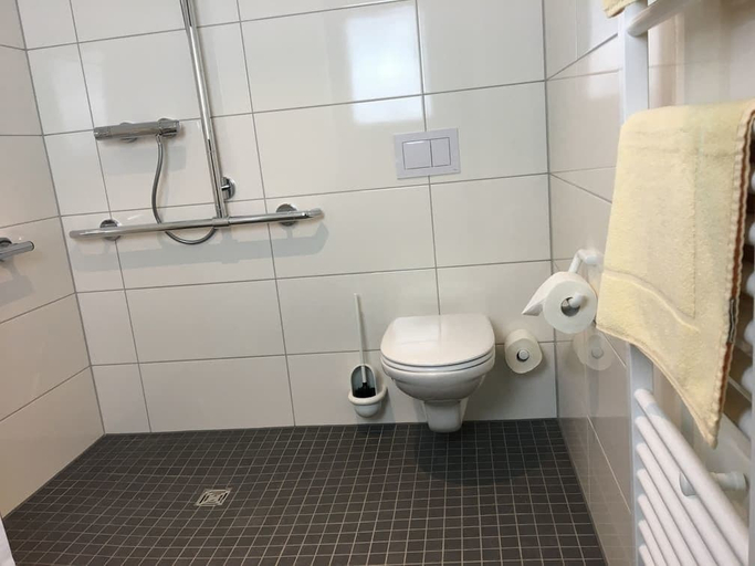 Bathroom 5, Main Kinzig Hotel am Limes, Main-Kinzig-Kreis