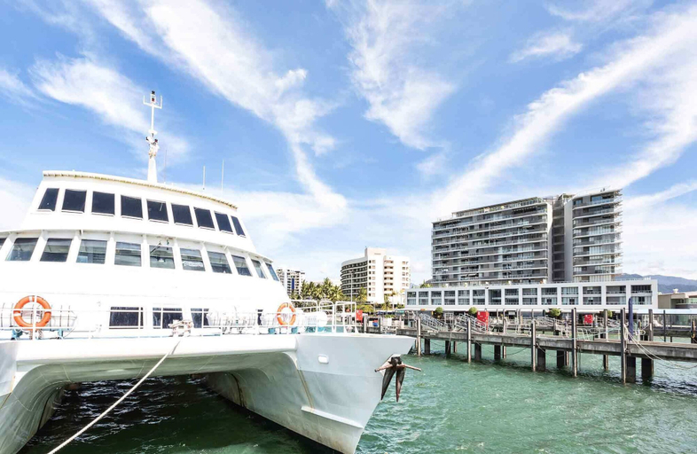 Exterior & Views 2, Luxury Pool Side Apartment in Beachfront Resort, Cairns