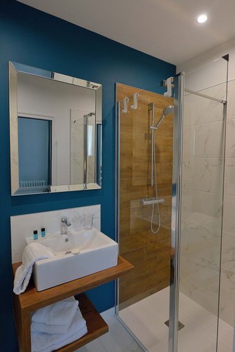 Bathroom 3, Hôtel Le Tiburon, Manche