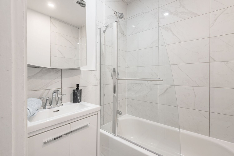 Bathroom 3, 5225 rue Saint-urbain, Montréal