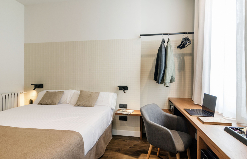 Bedroom 3, Peninsular, Girona