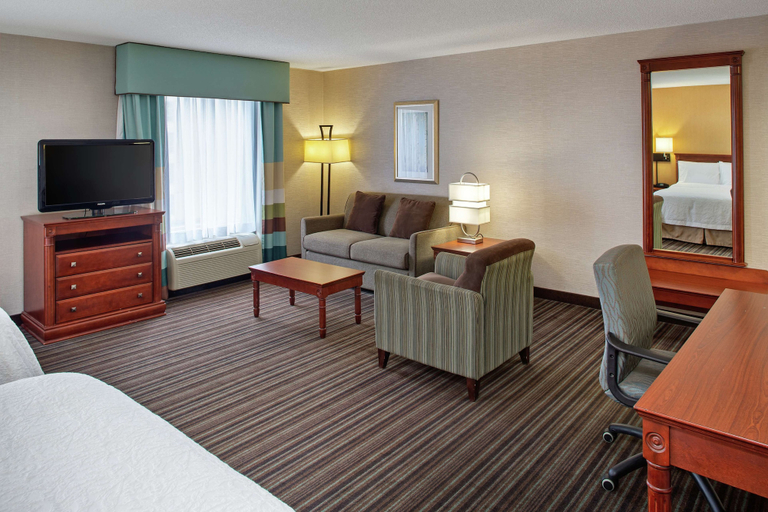 Bedroom 3, Hampton Inn & Suites by Hilton Toronto Airport, Peel