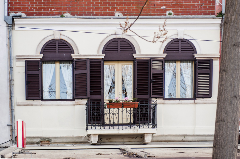 Exterior & Views