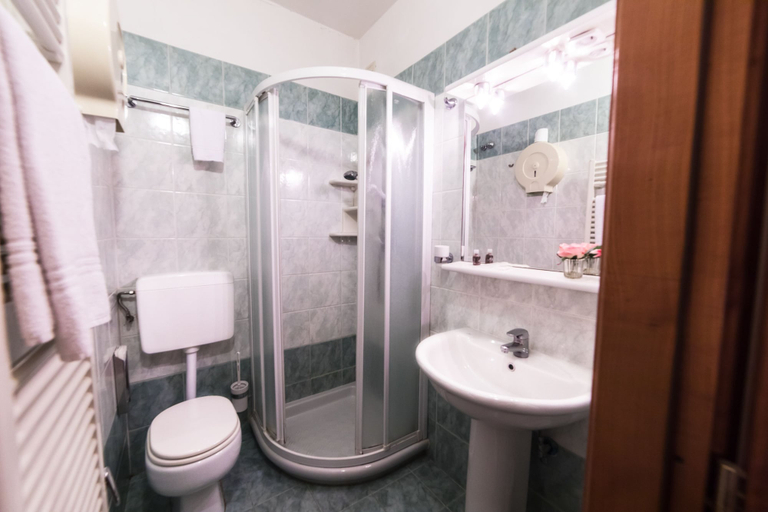 Bathroom 5, Maxim Axial, Florence