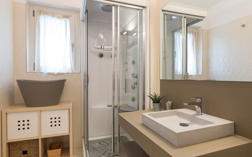 Bathroom 5, Parco Apartments, Lugano
