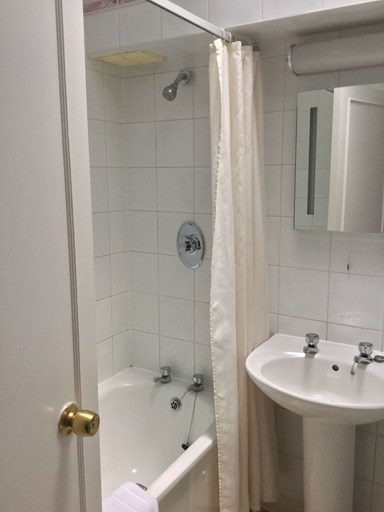 Bathroom 4, Ramada by Wyndham Crawley Gatwick, West Sussex