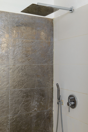 Bathroom 3, Spacious Modern Apt 1 Step To Beach