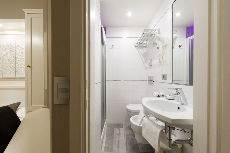 Bathroom 4, Hotel Cosimo De' Medici, Florence