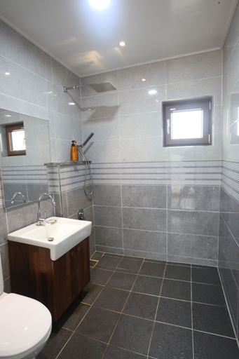 Bathroom 5, Baettorong Jinni, Jeju