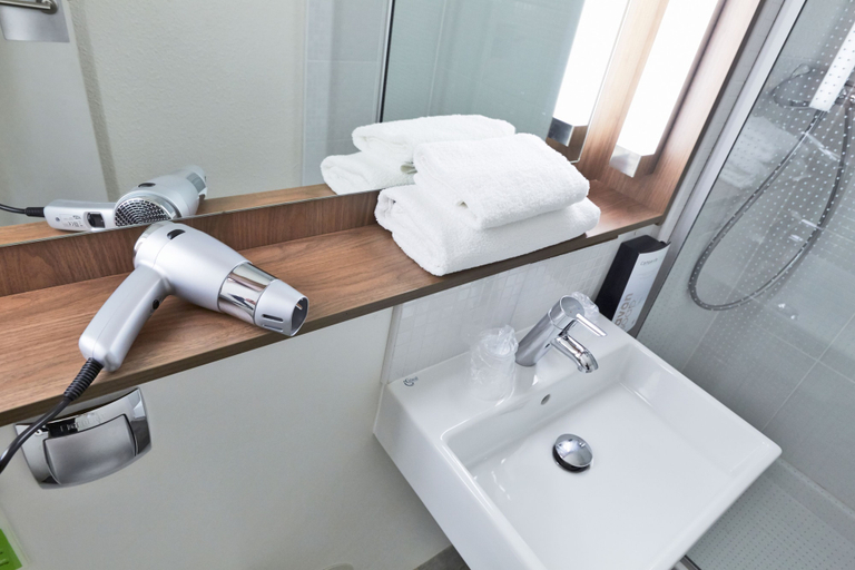 Bathroom 4, Campanile Chambery, Savoie