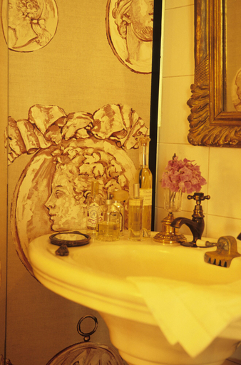 Bathroom 3, Jardins Secrets, Gard