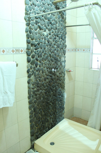 Bathroom 5, Khweza Bed & Breakfast, Starehe