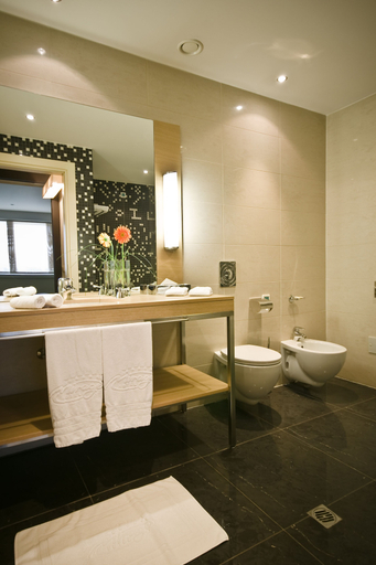 Bathroom 4, Mirage Hotel, Vysokogorskiy rayon