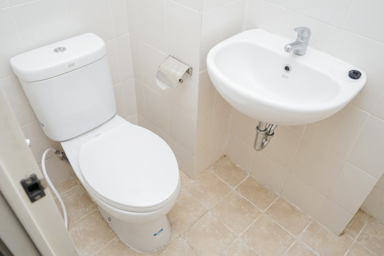 Bathroom 5, Homey and Comfact Studio at Medina Apartment By Travelio, Tangerang