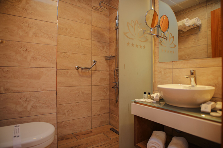 Bathroom 5, Emin Koçak Thermal & Spa - Convention Center, Ürgüp