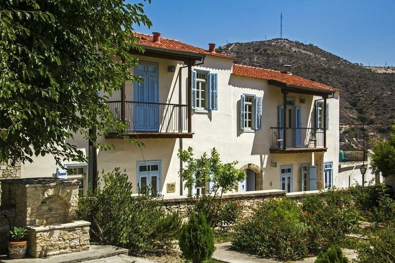 Exterior & Views
