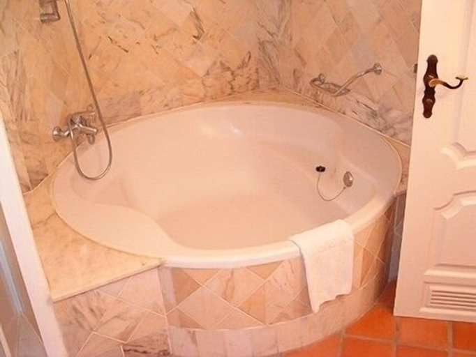 Bathroom 3, Playa de Los Roques Apartamentos, Santa Cruz de Tenerife