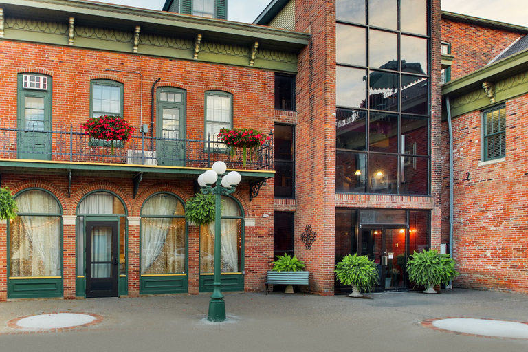 Exterior & Views