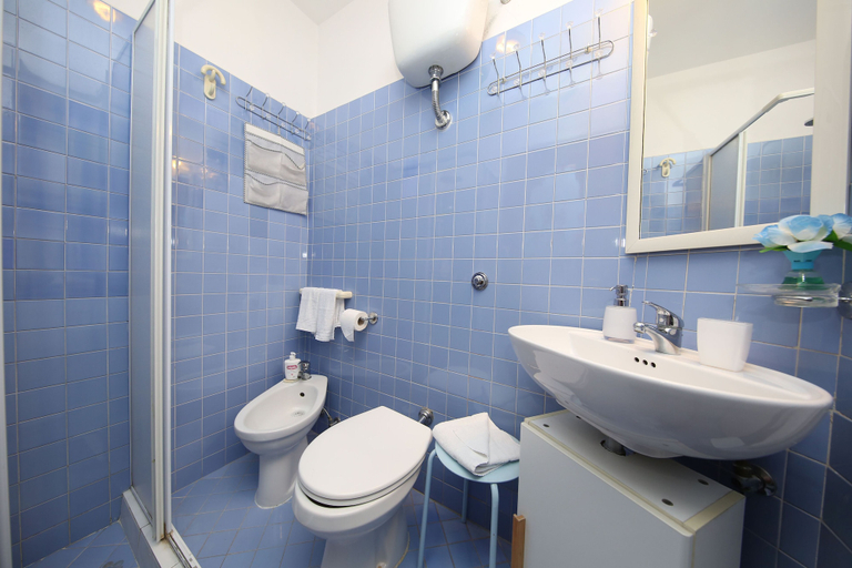 Bathroom 4, Tibullo Guesthouse, Rome