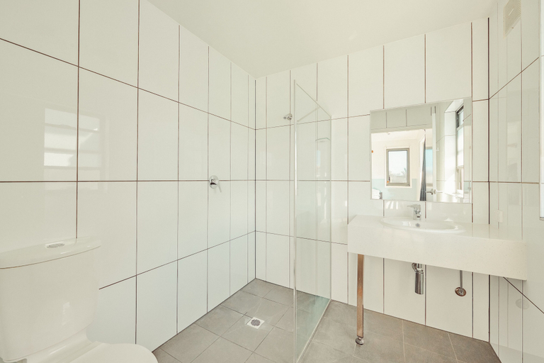 Bathroom 3, The Surf House - Hostel, Byron