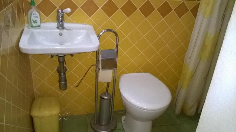 Bathroom 5, Sardinia International House, Oristano