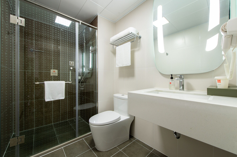 Bathroom 3, Ibis Dalian Xinghai Park, Dalian