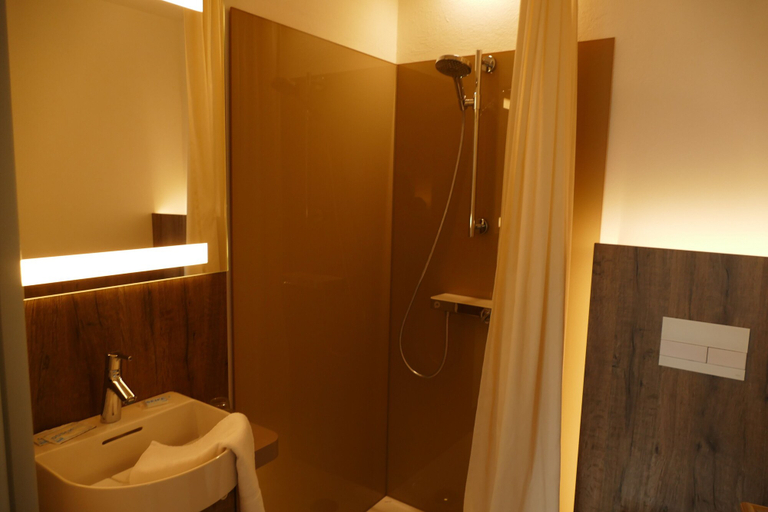 Bathroom 5, Meyn's Apartments & Hotel, Heidekreis