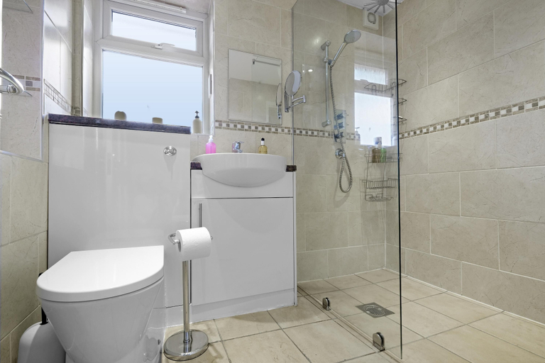 Bathroom 3, Heathrow Living St Annes Svcs Hse 5 BDRM, Surrey