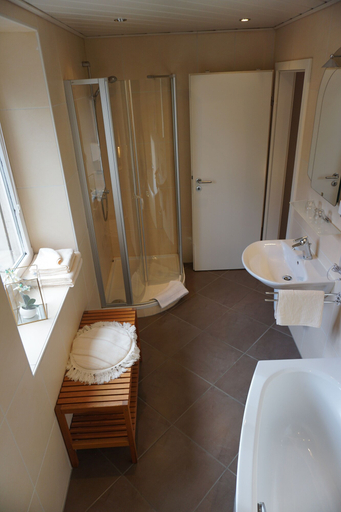 Bathroom 5, Hotel & Restaurant Zur Moselterrasse, Trier-Saarburg