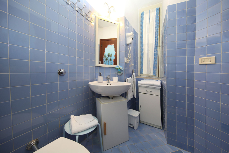Bathroom 4, Tibullo Guesthouse, Rome