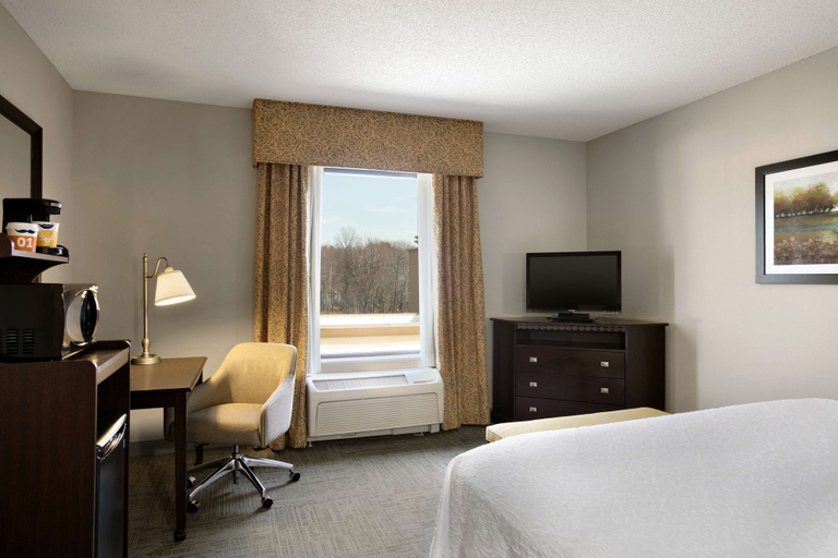 Bedroom 4, Hampton Inn & Suites Mahwah, Bergen