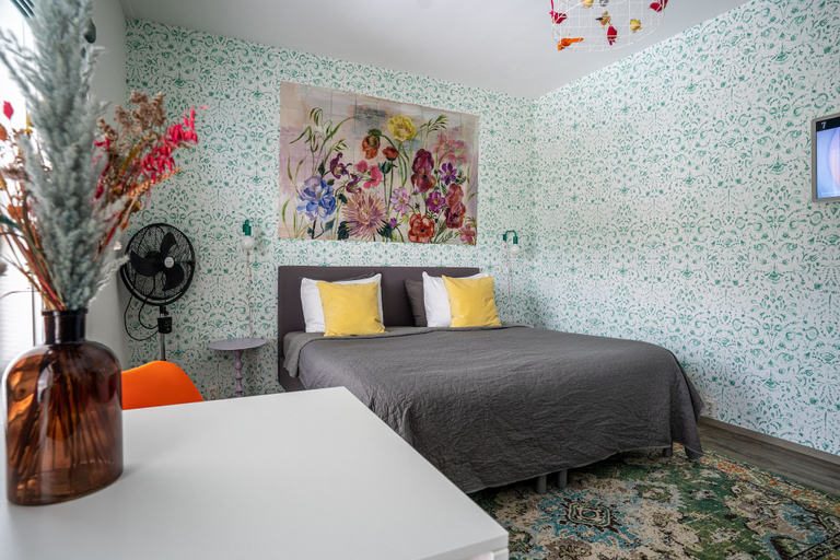 Bedroom 3, Neon Nights, Groningen
