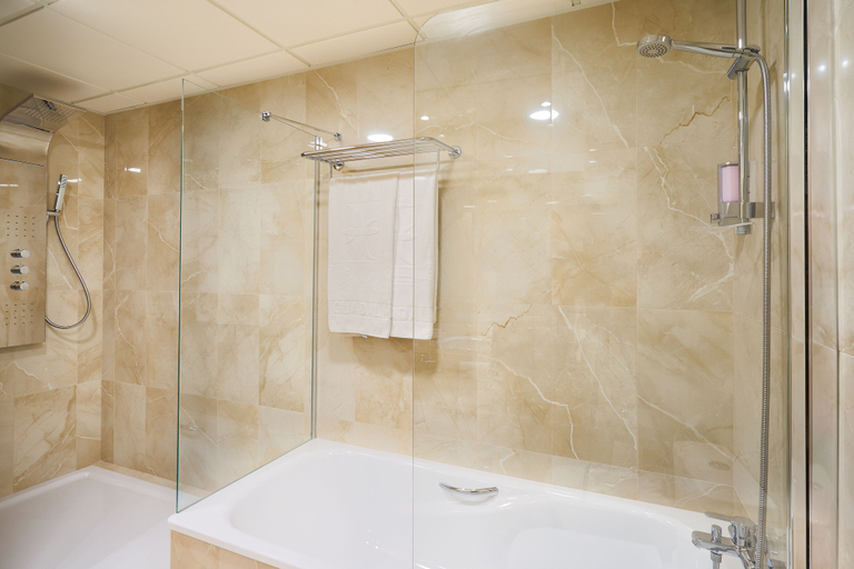 Bathroom 5, Hotel Guadalmedina, Málaga