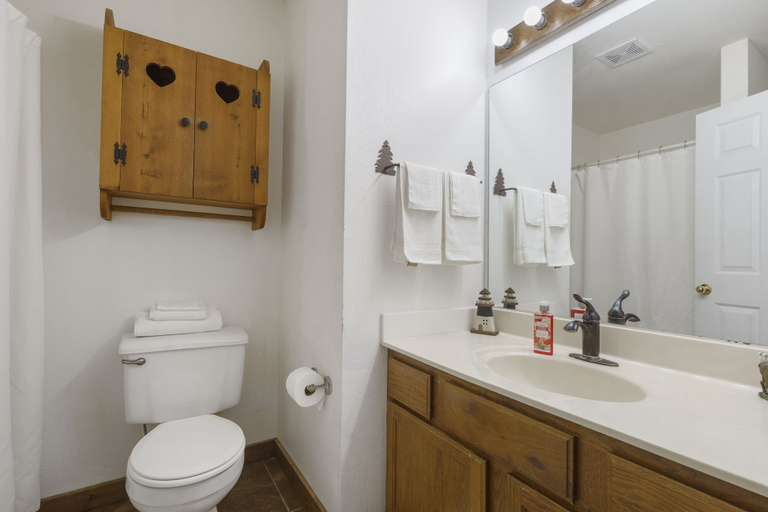 Bathroom, Bluff Cabin, Taney