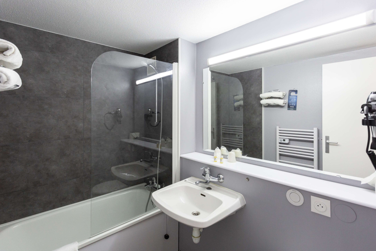 Bathroom 4, Kyriad Issoudun, Indre