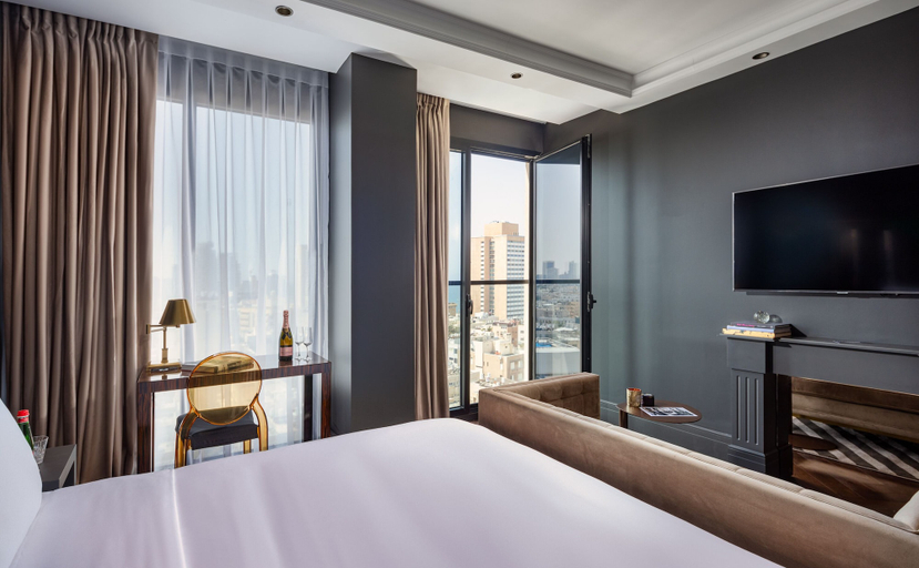 Bedroom 5, Debrah Brown