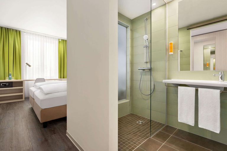 Bathroom 5, Super 8 by Wyndham Chemnitz, Chemnitz