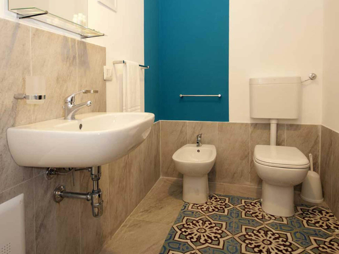 Bathroom 4, Helios B&B, Trapani