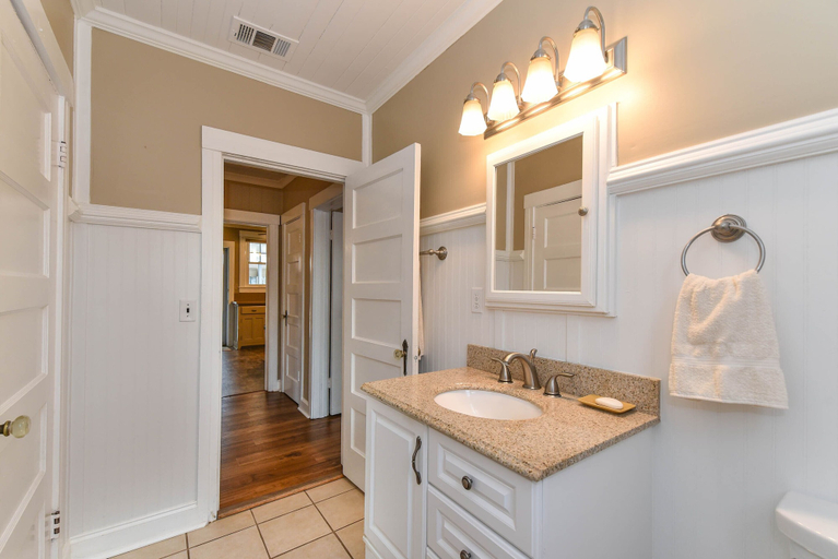 Bathroom 4, Miss Audrey Quiet&Cozy Historic Cottage, Bryan