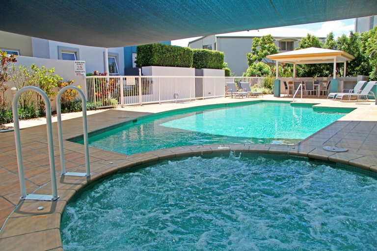 Sport & Beauty 5, 3BR Coolum Beach Escape Courtyard Pool Spa Tennis, Maroochy - Coastal North