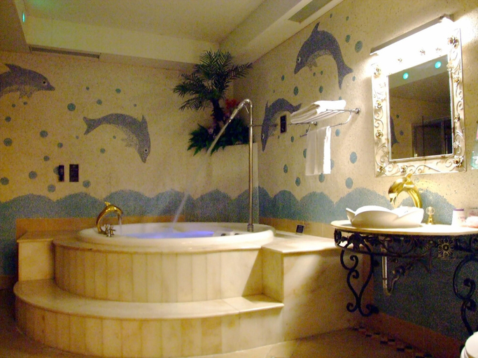 Bathroom 3, Swan Lake hotel, Taoyuan