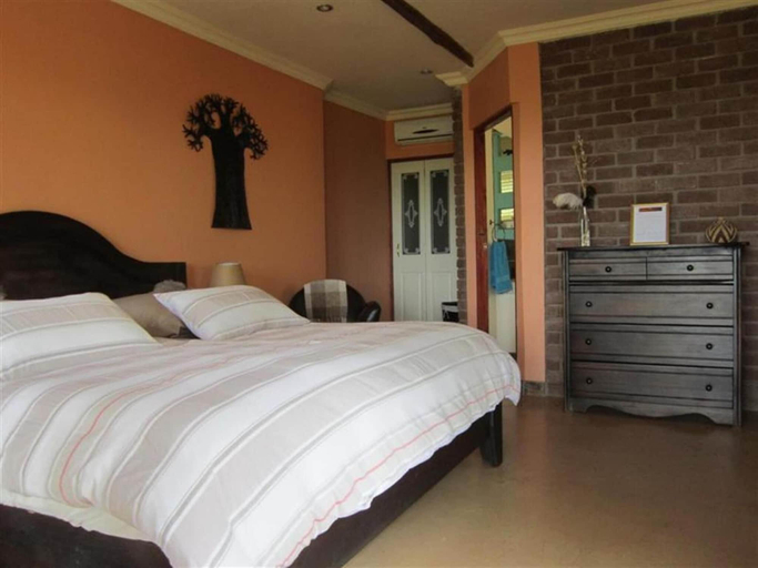 Bedroom 2, Marula Cottage, Waterberg