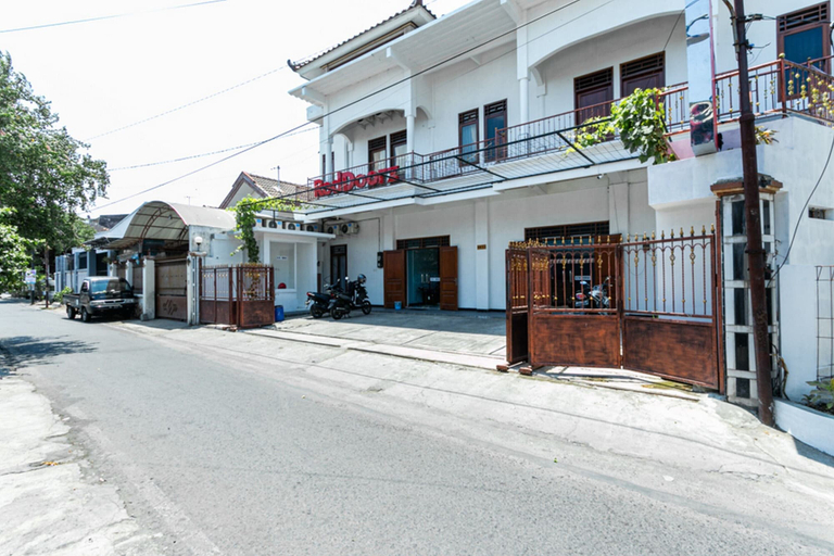 Exterior & Views 2, RedDoorz near Puro Mangkunegaran, Solo