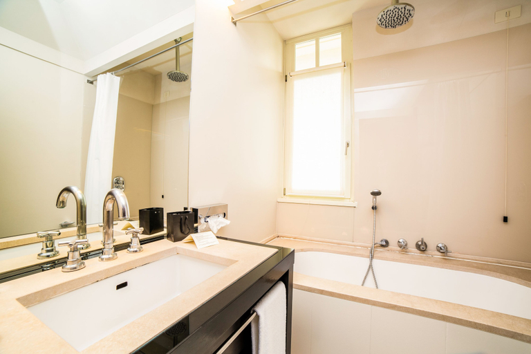 Bathroom 5, Hotel Carducci 76, Rimini