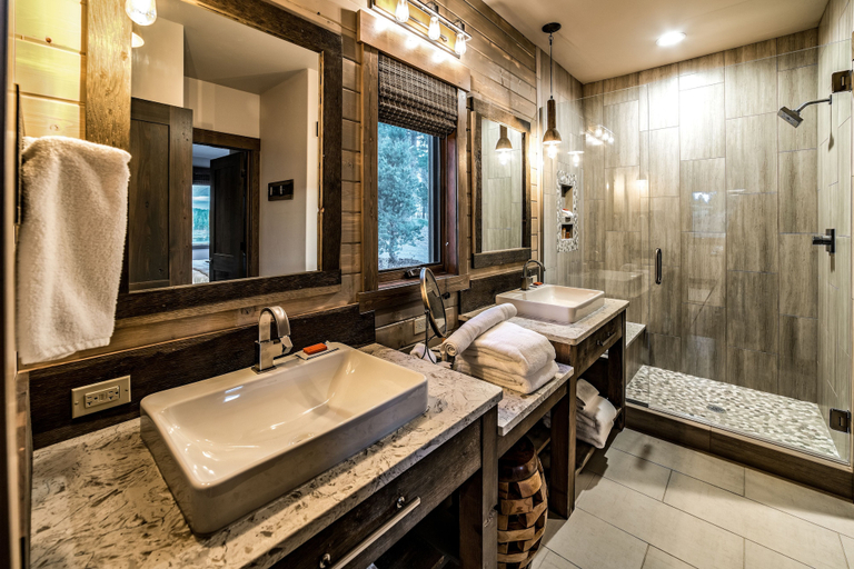 Bathroom 4, Wilderness Club, Lincoln