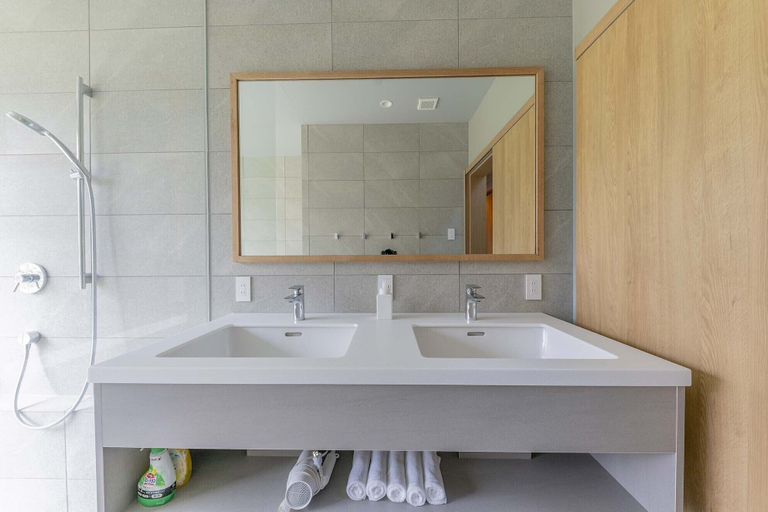 Bathroom 3, Echo Rocks, Hakuba