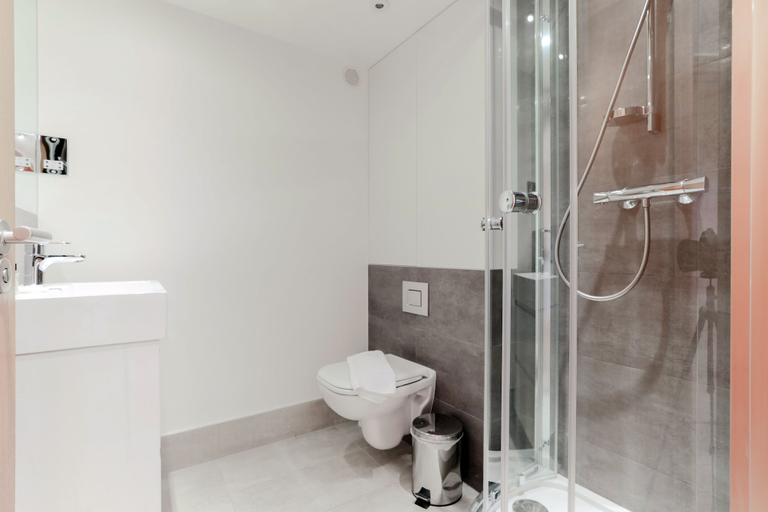 Bathroom 4, Monument by Excel Apartments, London