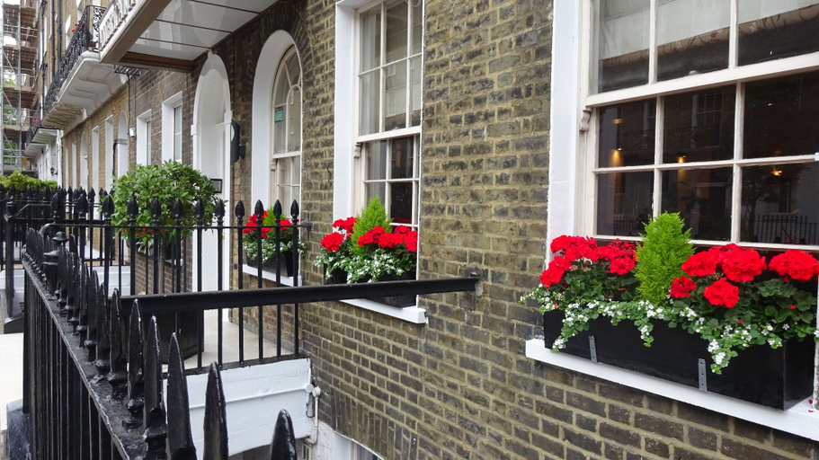 Others 5, Americana Hotel, London