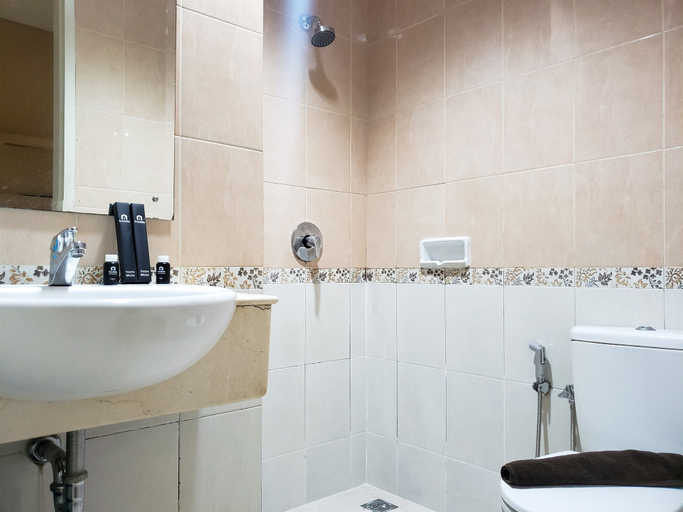 Bathroom 2, Minimalist And Comfy 1Br At The Boulevard Apartment, Jakarta Pusat